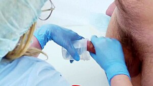 I guanti del dottore lo aiutano a identificare una sessione di mungitura della prostata