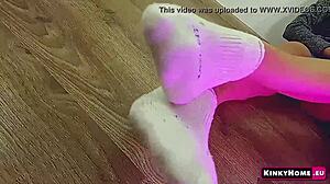 Аматьорска двойка изследва фетиша на краката с мило момиче в чорапи