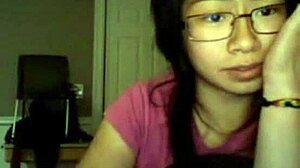 Iubita asiatică amatoare devine neascultătoare pe webcam