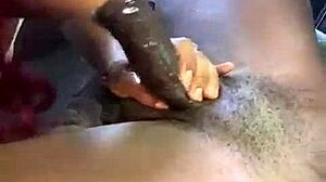 Une adolescente désordonnée avale une grosse bite noire en POV