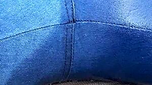 I jeans della moglie sono bagnati di piscio