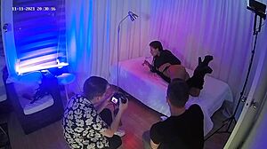 Tiener zuigt en neukt in de kont in een amateur-couple video