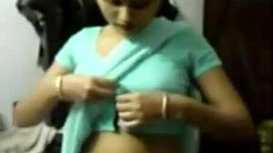 अमेचुर भारतीय जोड़ा गुदा और योनि के सुख का पता लगाता है