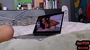 Vídeo POV de uma linda garota brincando com sua vagina e chupando em lingerie