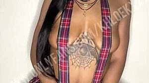 A adolescente Ebony KhloeKxxxng gosta de brincar sozinha com seus brinquedos favoritos