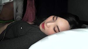 Koreansk tjej suger stor kuk på webcam