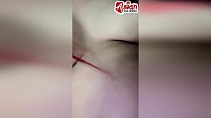 Azjatycka nastolatka bawi się wibratorem i moczy penis