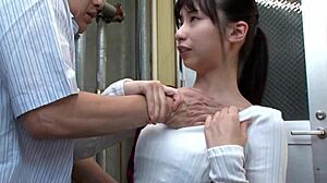 छोटी छाती और बहती हुई ब्रा वाली कामुक जापानी लड़की को चोदा जाता है