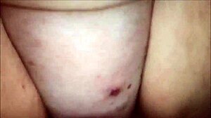 Amatérska tínedžerka s tesnou vagínou dostáva potešenie na kameru