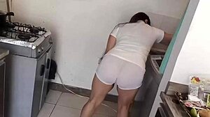 Egy kövér amatőr voyeur rögzíti a gőzös konyhai szexjelenetet