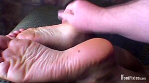 אצבעות רגליים פריזיות וטבעות רגלים קמטים מוצגים