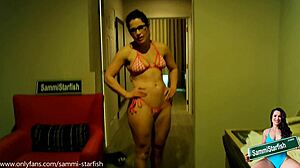 裸体选手展示她穿比基尼的身体