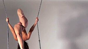 Гимнастка Ким Надара демонстрирует свою гибкость и горячее тело