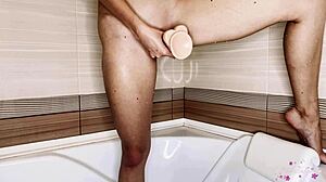 Rjavolaska uporablja dildo, da doseže orgazem v kopalnici