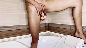 Brunetka používá dilda k dosažení orgasmu v koupelně