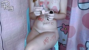 裸体亚洲女孩在显示屏上展示身体绘画技巧