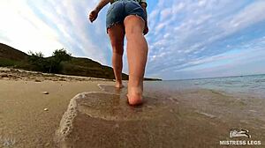 मैं आपको समुद्र तट पर अपने नंगे पैर साहसिक कार्य के माध्यम से मार्गदर्शन करता हूं।