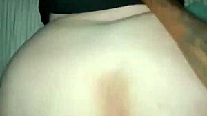 Vídeo POV de um pau preto grande fodendo uma bunda curvilínea por trás