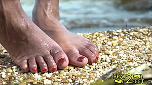Remaja muda dan kinki kaki basah di pantai