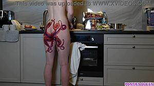 Милф с татуировка на октопод върху задника готви и дразни