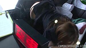 Ασιατική έφηβη παίρνει ένα βαθύ λαιμό cumshot σε ένα αυτοκίνητο από τον υποτακτικό σύντροφό της