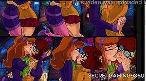 Daphnes在万圣节主题的女同性恋遭遇中热情地舔着Velmas紧致的屁股洞