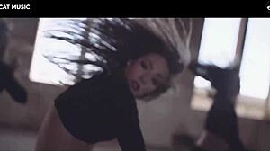Joven rumana baila con un enorme culo en un sexy video musical