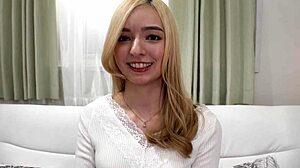 Rijpe blonde shemale Karina Nishida geeft orale en handjob voordat ze geneukt wordt