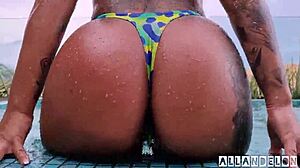 感性的拉丁美女在酒店游泳池里体验巴西大鸡巴和业余性爱