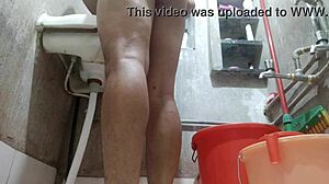 المراهق الهندي يحصل على تدليك القدم الحسية والحمام قبل ممارسة الجنس .