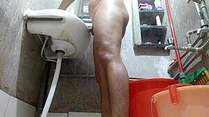 Indyjska nastolatka otrzymuje zmysłowy masaż stóp i kąpiel przed seksem