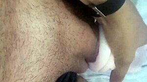 Los chicos gays amateur juegan solos con tetas falsas después del trabajo