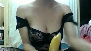 Μια τρανς γυναίκα απολαμβάνει τον εαυτό της με μια μπανάνα στο σπιτικό βίντεο