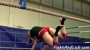 Lesbianas europeas amateur se involucran en la lucha libre y el lamer coños