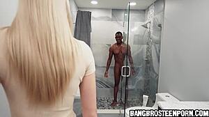 O fată îi face colegului ei de cameră o muie sub duș