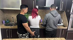Η σύζυγος και ο σύζυγός της ετοιμάζουν γεύμα που διακόπτεται από τον φίλο του συζύγου τους να παρενοχλούν τη γυναίκα του