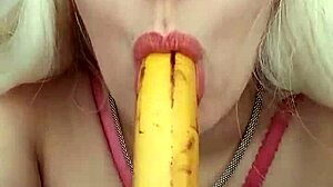 Wanita amatur muda menghisap pisang dalam video buatan sendiri