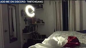 Un dysfonctionnement de l'armoire des streamers asiatiques capturée devant la caméra dans un miroir
