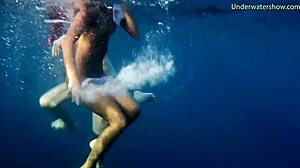 Slovenske babes nyder svømning og solbadning på Tenerife