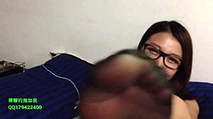 Nuori aasialainen tyttö kiusoittelee ja masturboi sukkahousuissaan