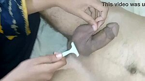 Uma mulher muçulmana provoca e dá prazer a um homem negro com suas genitálias raspadas e bunda grande
