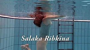 捷克色情明星Salaka Ribkinas在泳池里玩紧逼