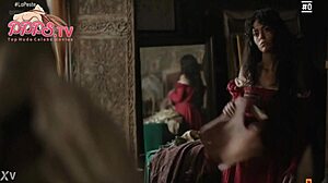 Cecilia Gomez em uma cena sem blusa em La Peste S01E02 na TV PPS